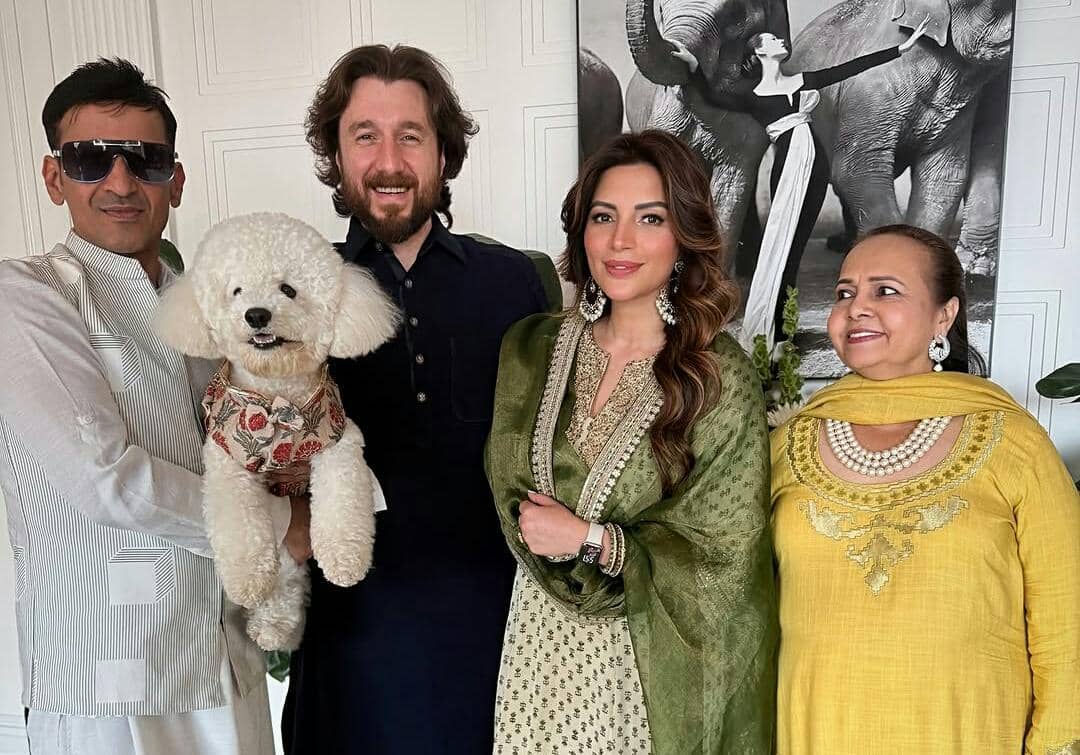 8 Potret Artis India Shama Sikander Rayakan Lebaran Bareng Keluarga