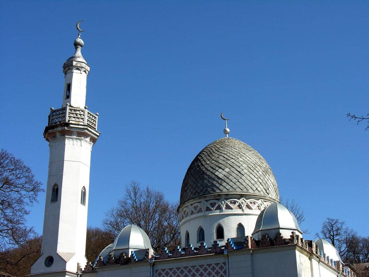 Kubah dan menara Masjid Kaunas terlihat dari luar, menonjolkan unsur arsitektur utama bangunan tempat ibadah tersebut.