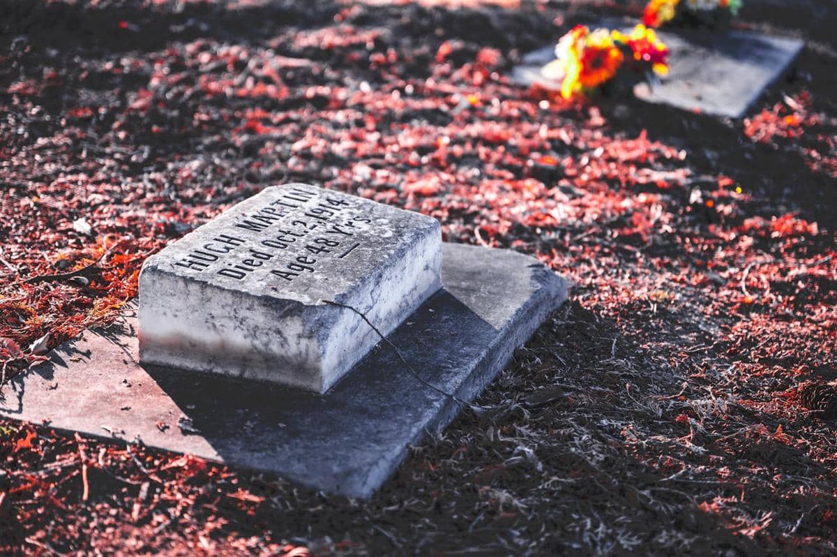 Batu nisan di kuburan.