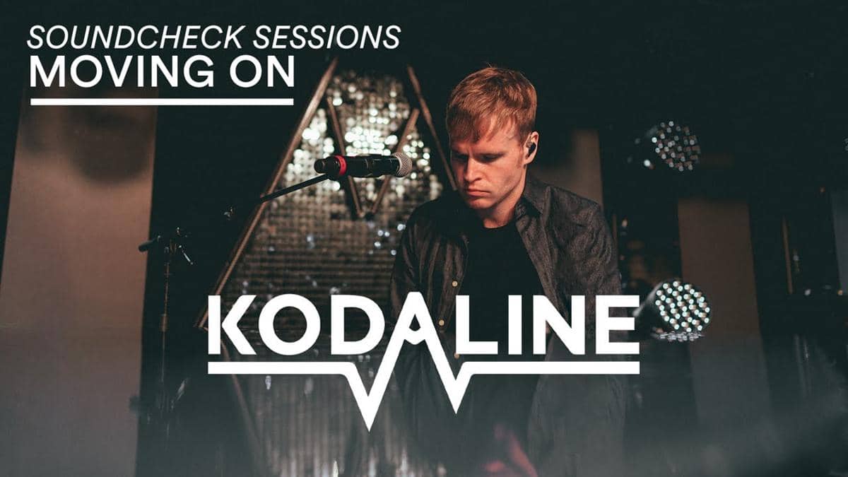 Kodaline membawakan "Moving On"