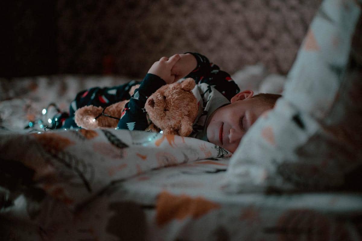 ilustrasi anak laki-laki tidur