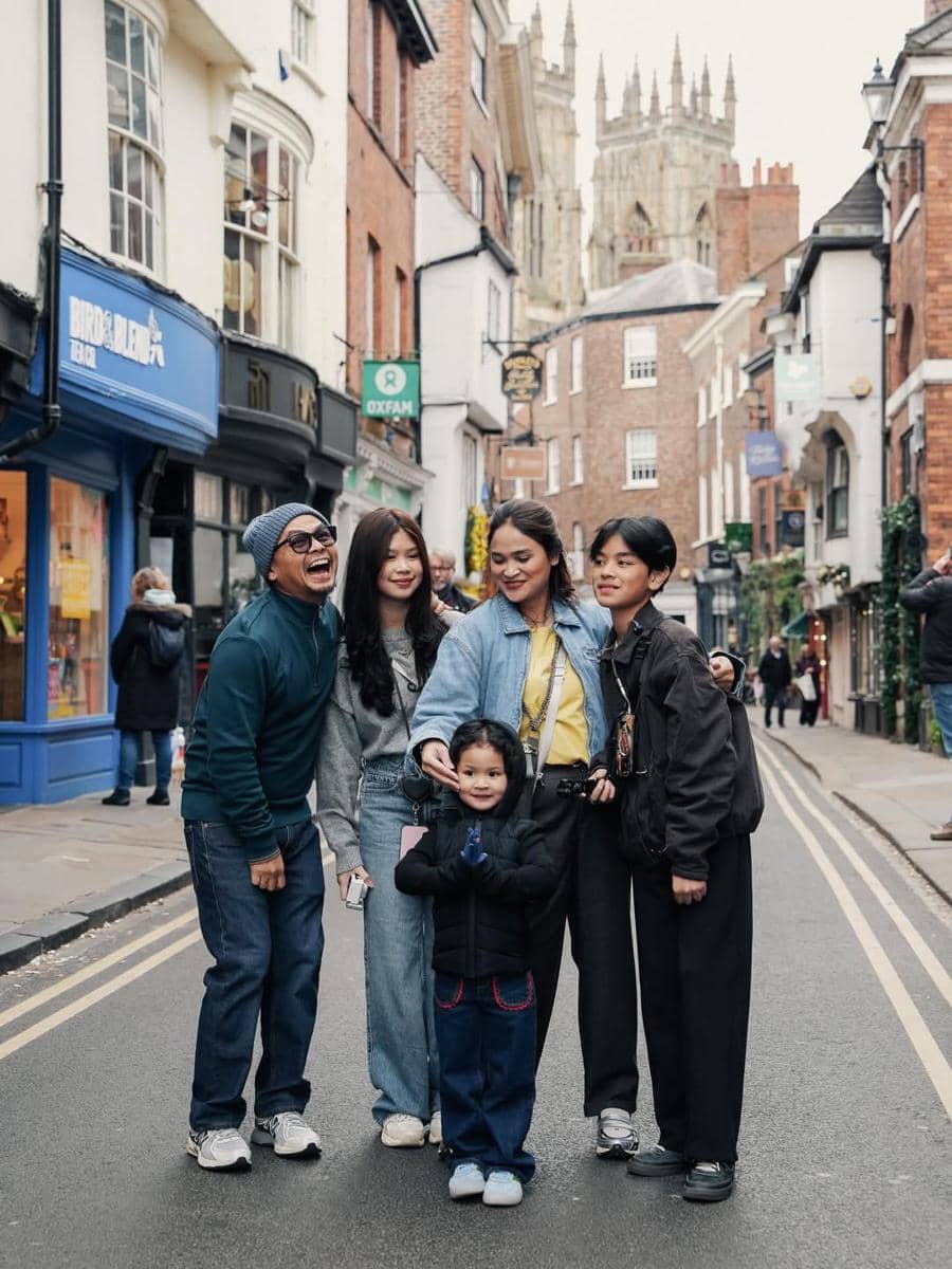 Keluarga Wendy Cagur saat jalan-jalan di London