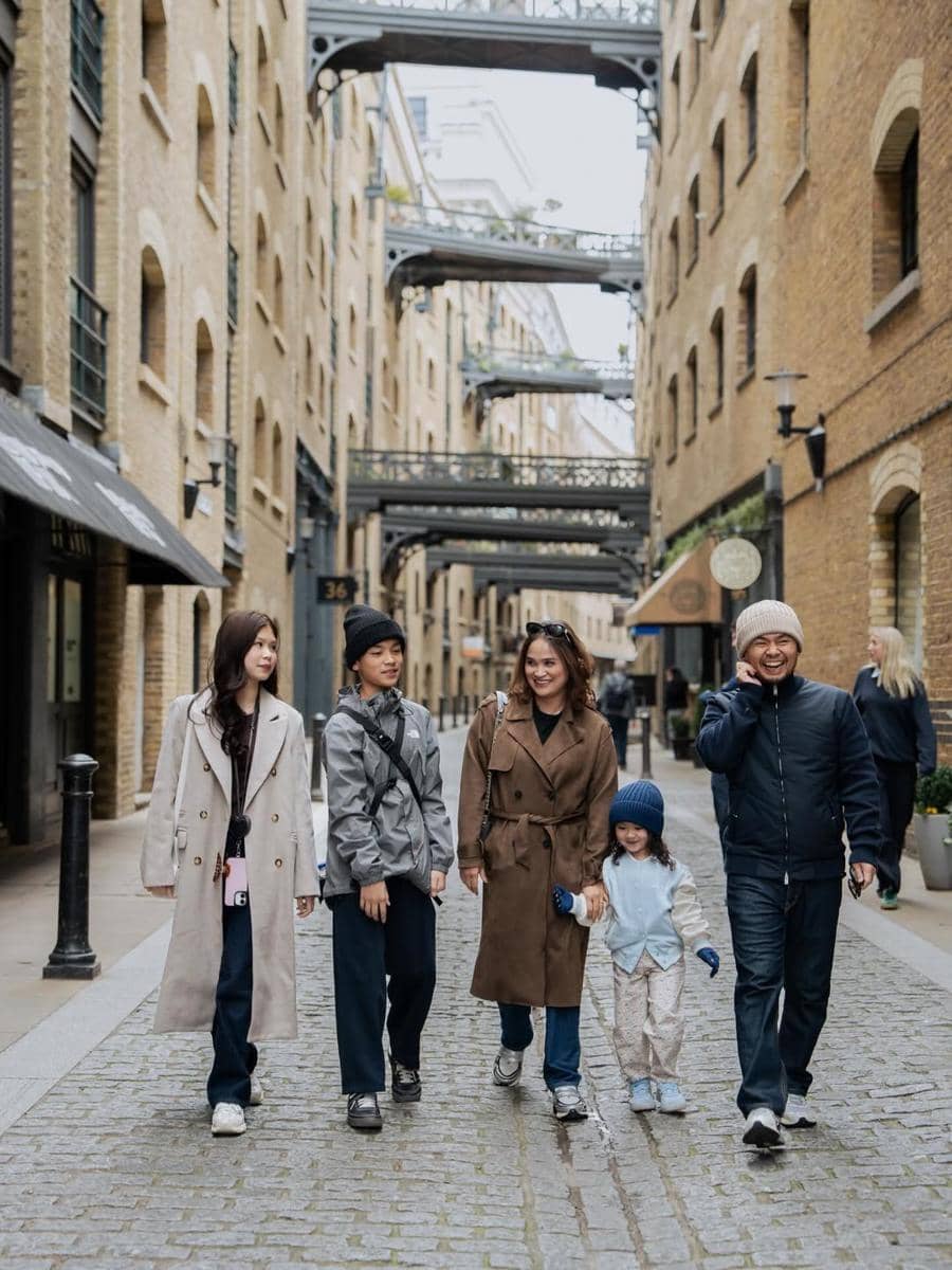 Keluarga Wendy Cagur saat jalan-jalan di London