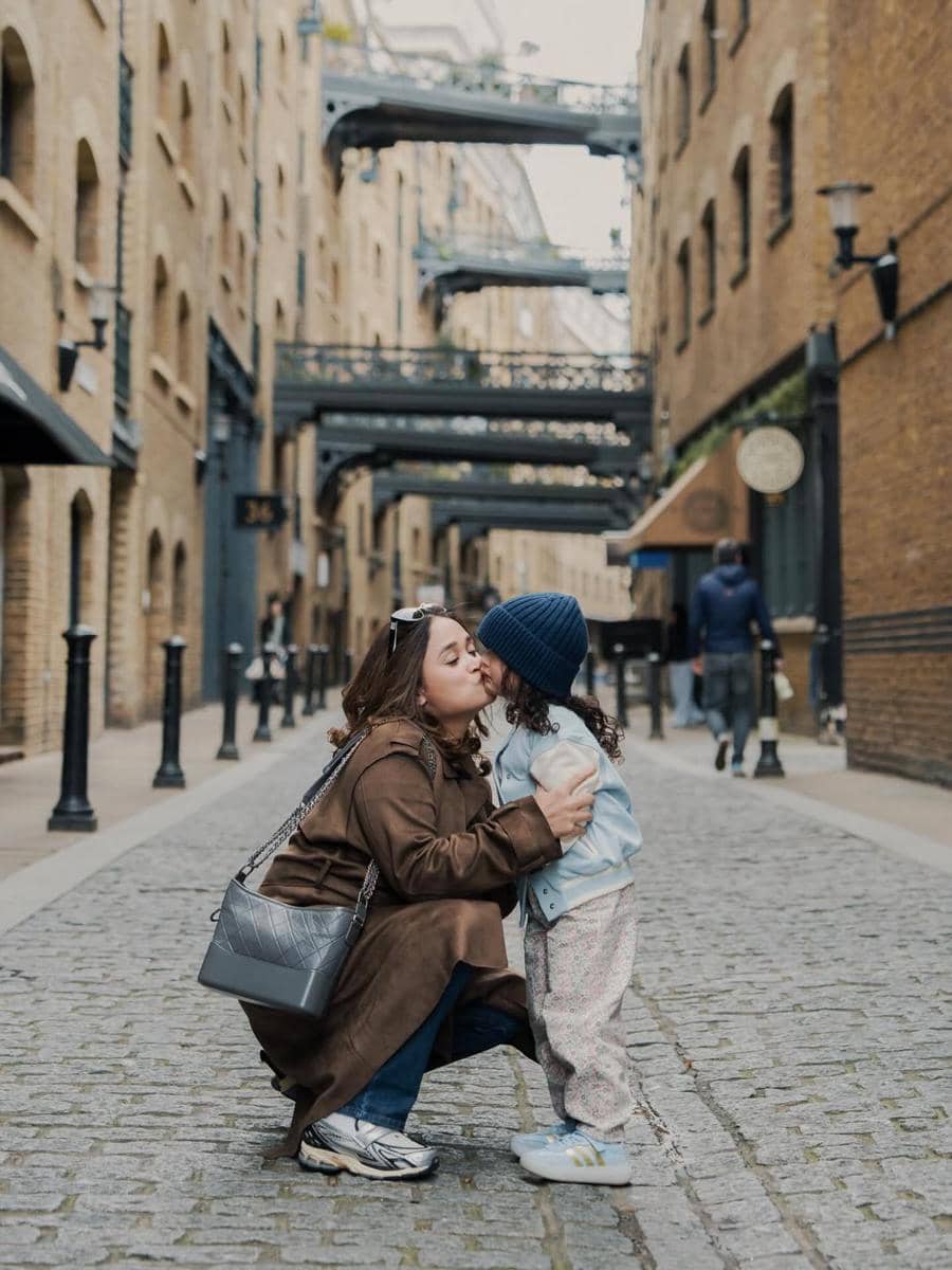 Keluarga Wendy Cagur saat jalan-jalan di London