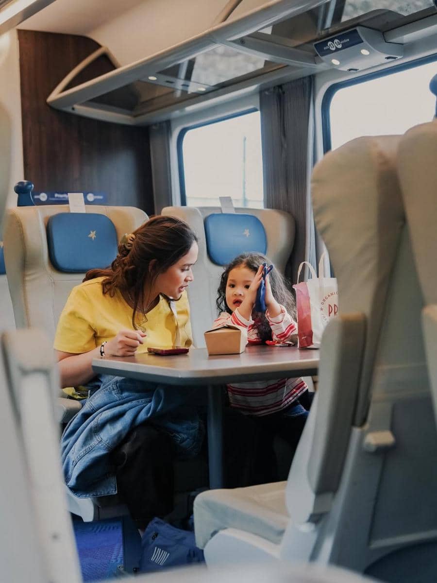 Keluarga Wendy Cagur saat jalan-jalan di London