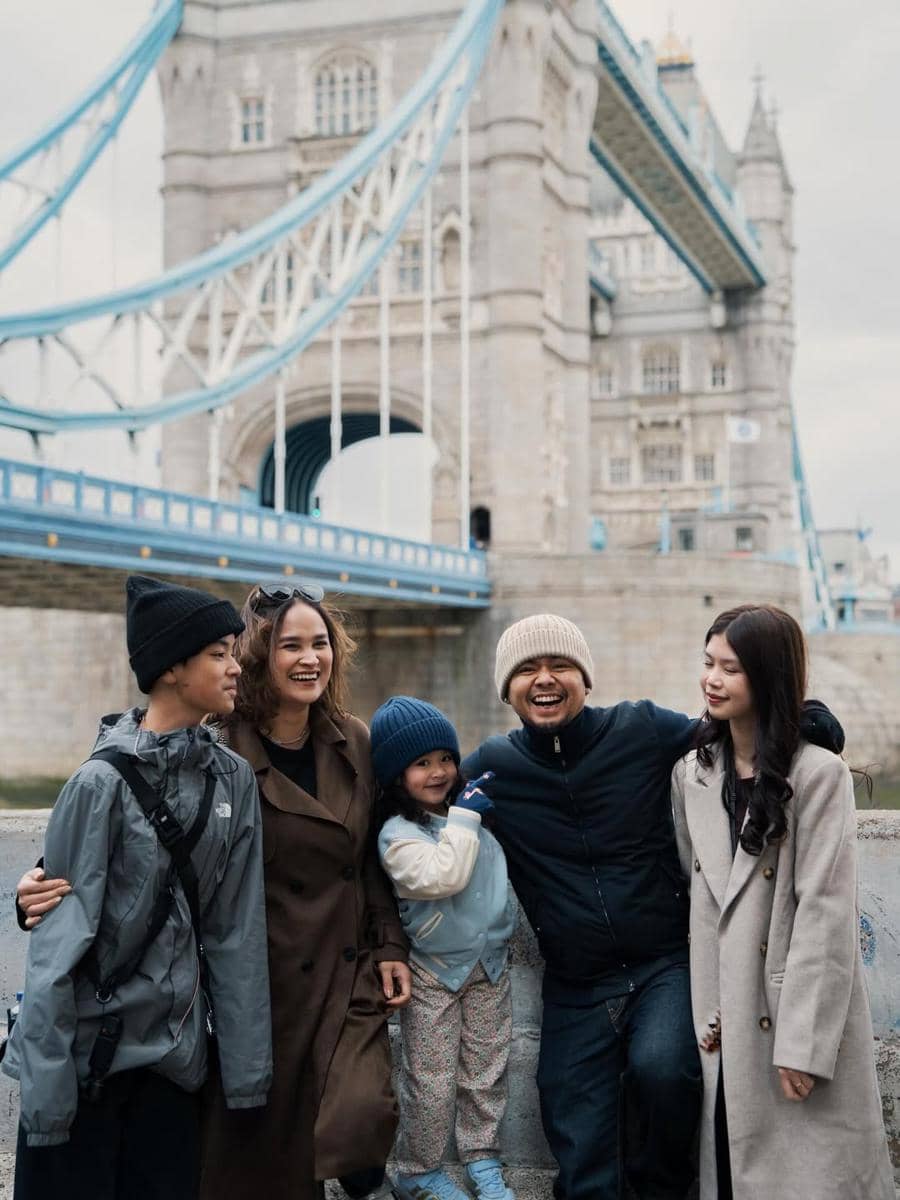 Keluarga Wendy Cagur saat jalan-jalan di London