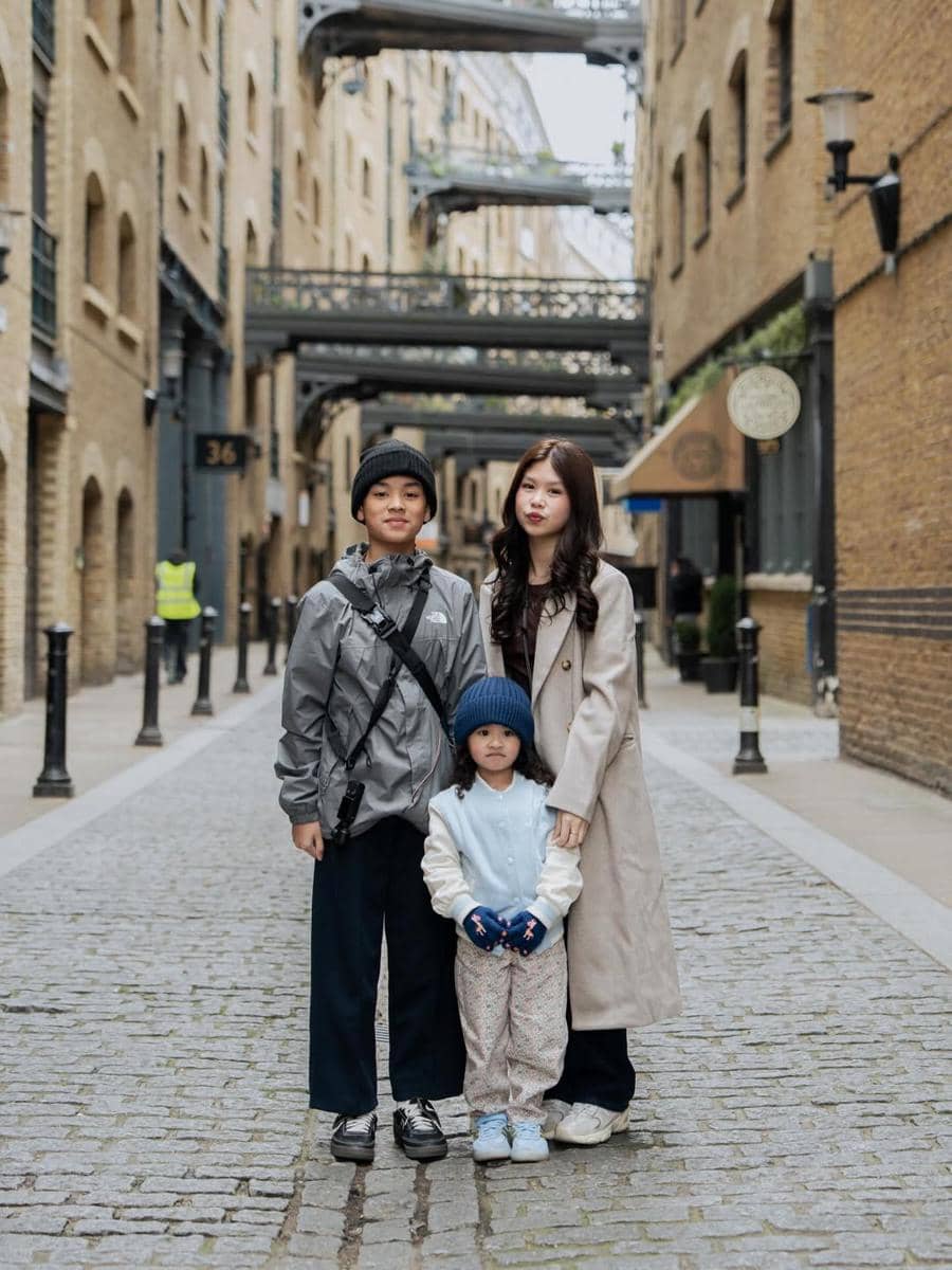 Keluarga Wendy Cagur saat jalan-jalan di London