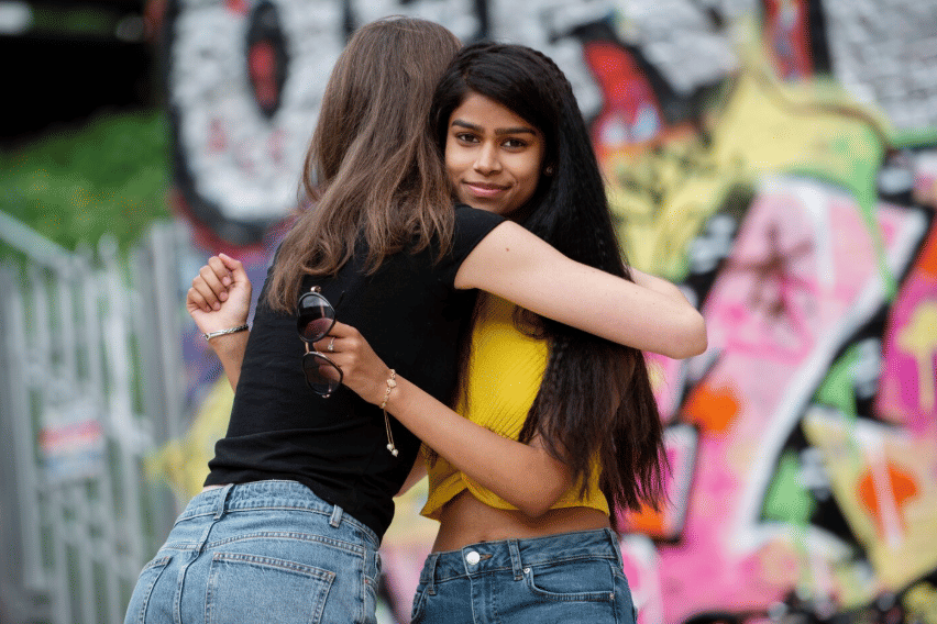 5 Tanda Sahabatmu Diam-diam Cemburu dengan Pencapaianmu