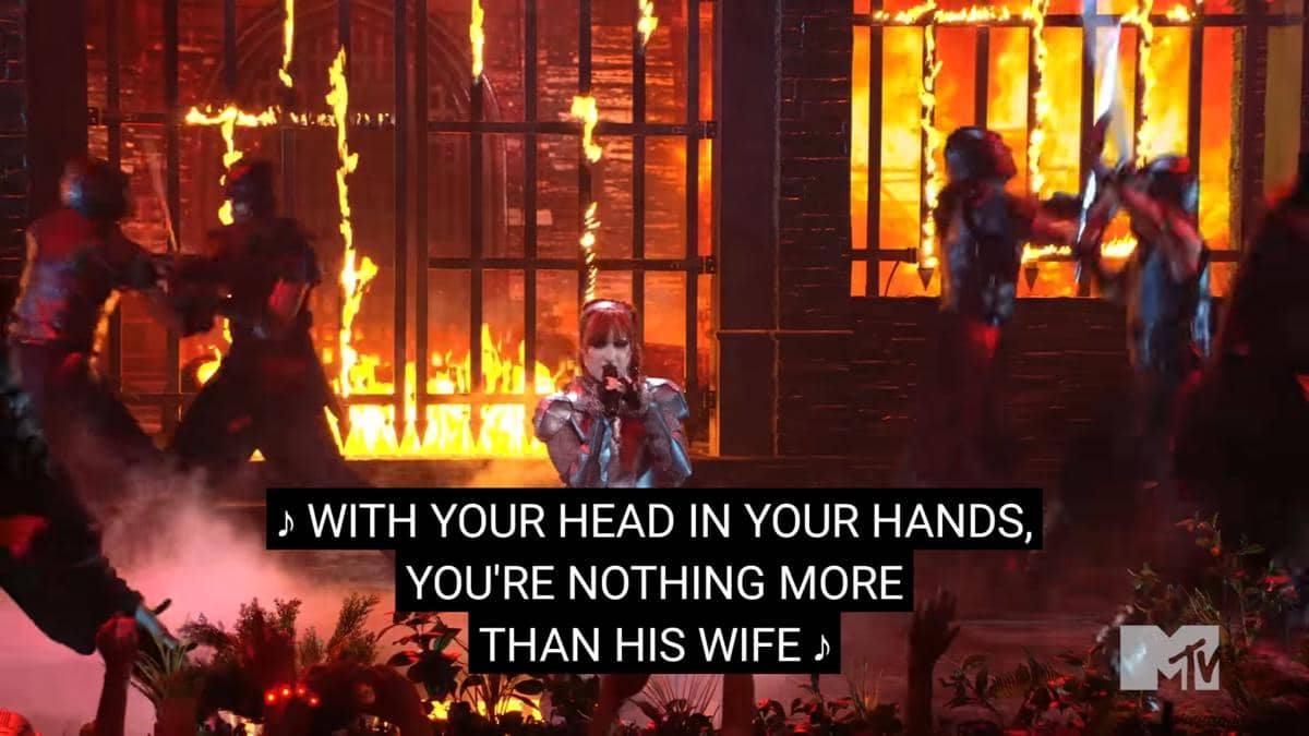 Chappel Roan membawakan "Good Luck, Babe!"