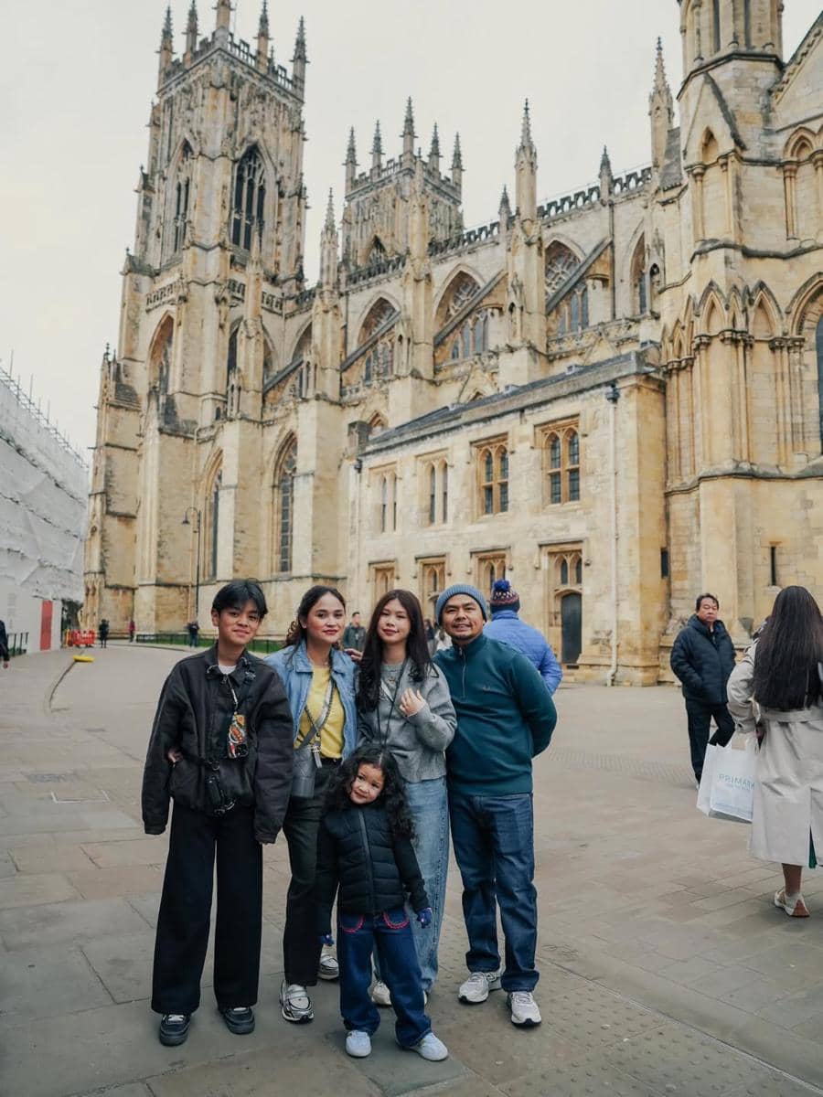 Wendi Cagur dan keluarga liburan