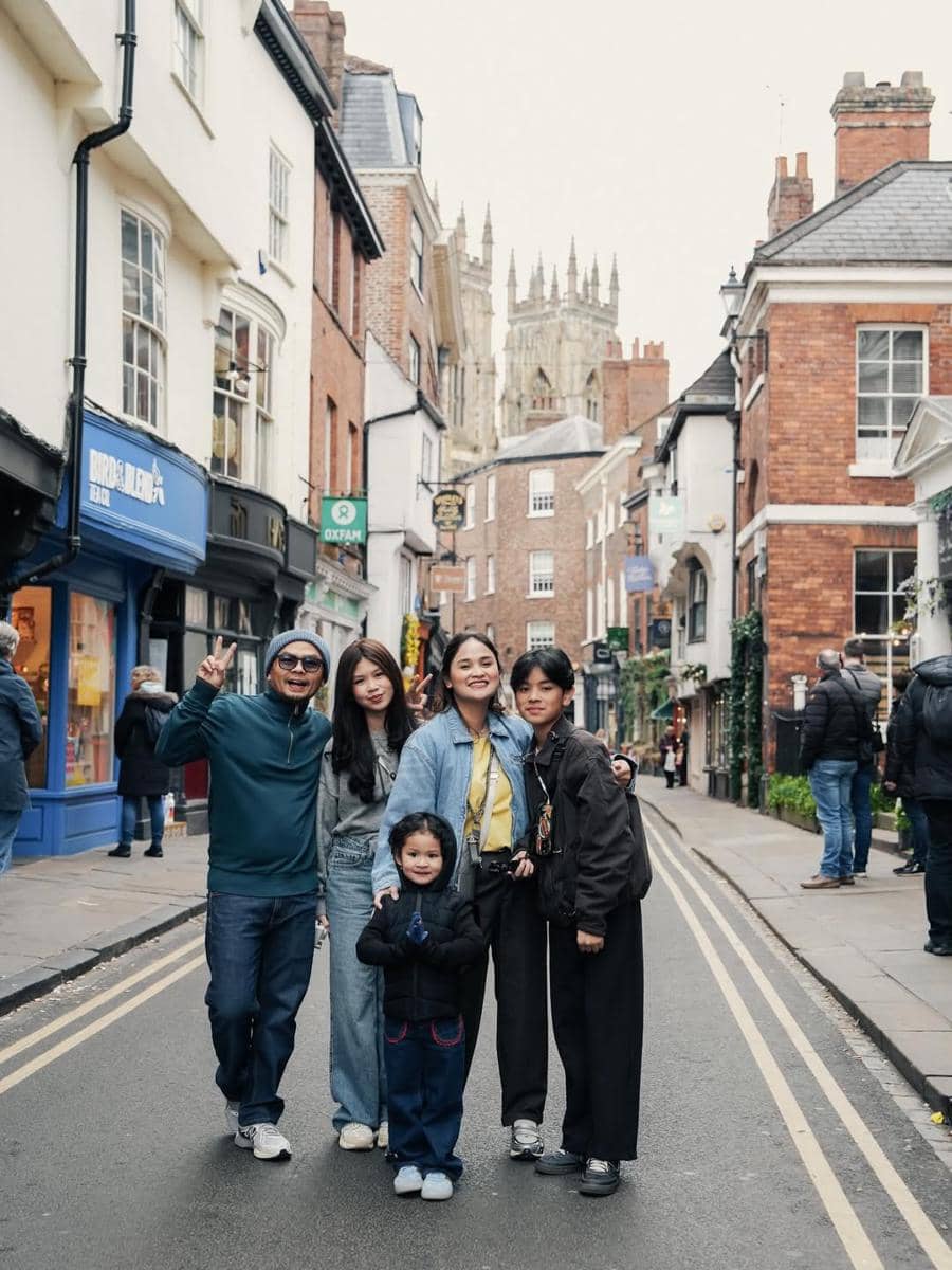 Wendi Cagur dan keluarga liburan