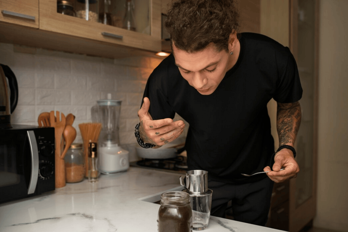 5 Sisi Menarik dari Pria yang Suka Meracik Kopi Sendiri