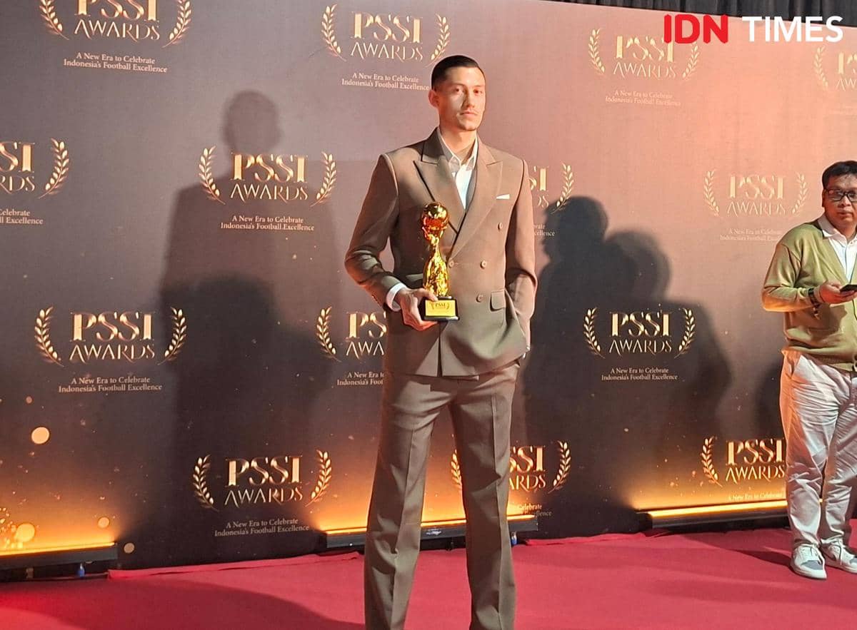 Jay Idzes menerima penghargaan Men's Player of the Year PSSI Awards 2026 (IDN Times/Margith Damanik)