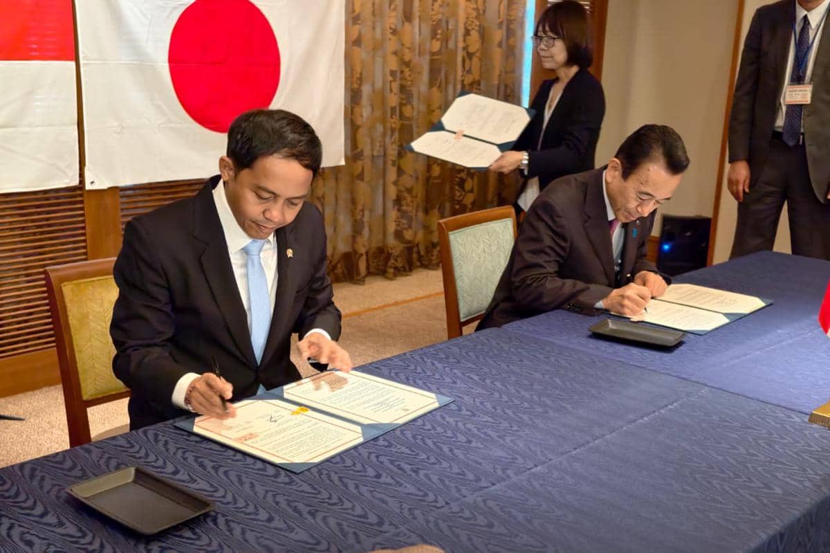 Menteri Kehutanan (Menhut) Raja Juli Antoni melakukan penandatanganan MoU dengan Gubernur Shizuoka Suzuki Yasutomo. (Dok. Kemenhut)
