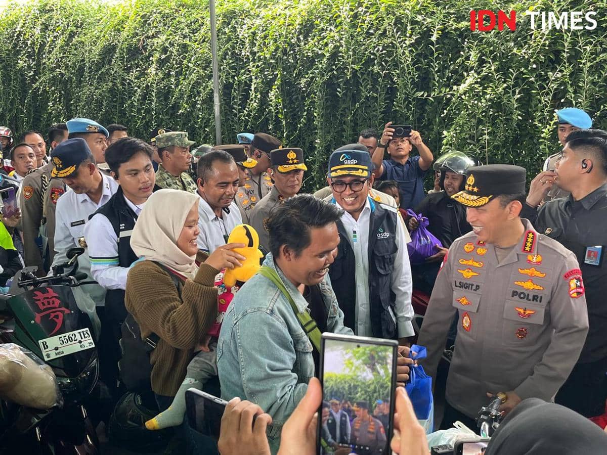 Momen Kapolri Sapa Pemudik hingga Bagi Boneka Anak di Bakauheni