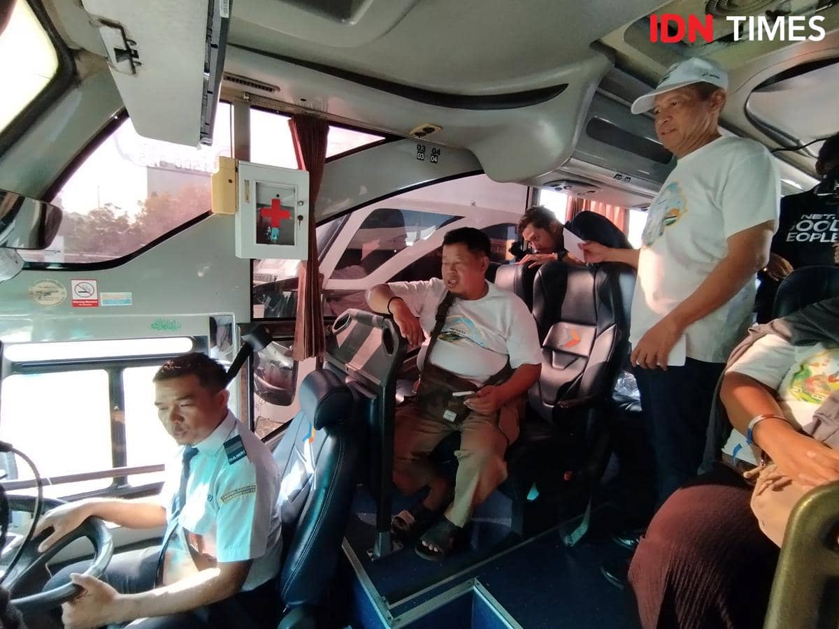 Komisaris Independen PT Pertamina, Condro Kirono (kanan) saat menyapa sopir dan sejumlah peserta program arus balik di Semarang, Sabtu (28/3/2026). (IDN Times/Dhana Kencana)