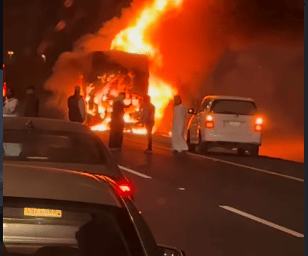 Bus yang mengangkut puluhan jemaah umrah dilaporkan hangus terbakar dalam perjalanan dari arah Makkah menuju Madinah pada Kamis (26/3/2026) (Screenshoot dari instagram.com/ammarabumaryam)