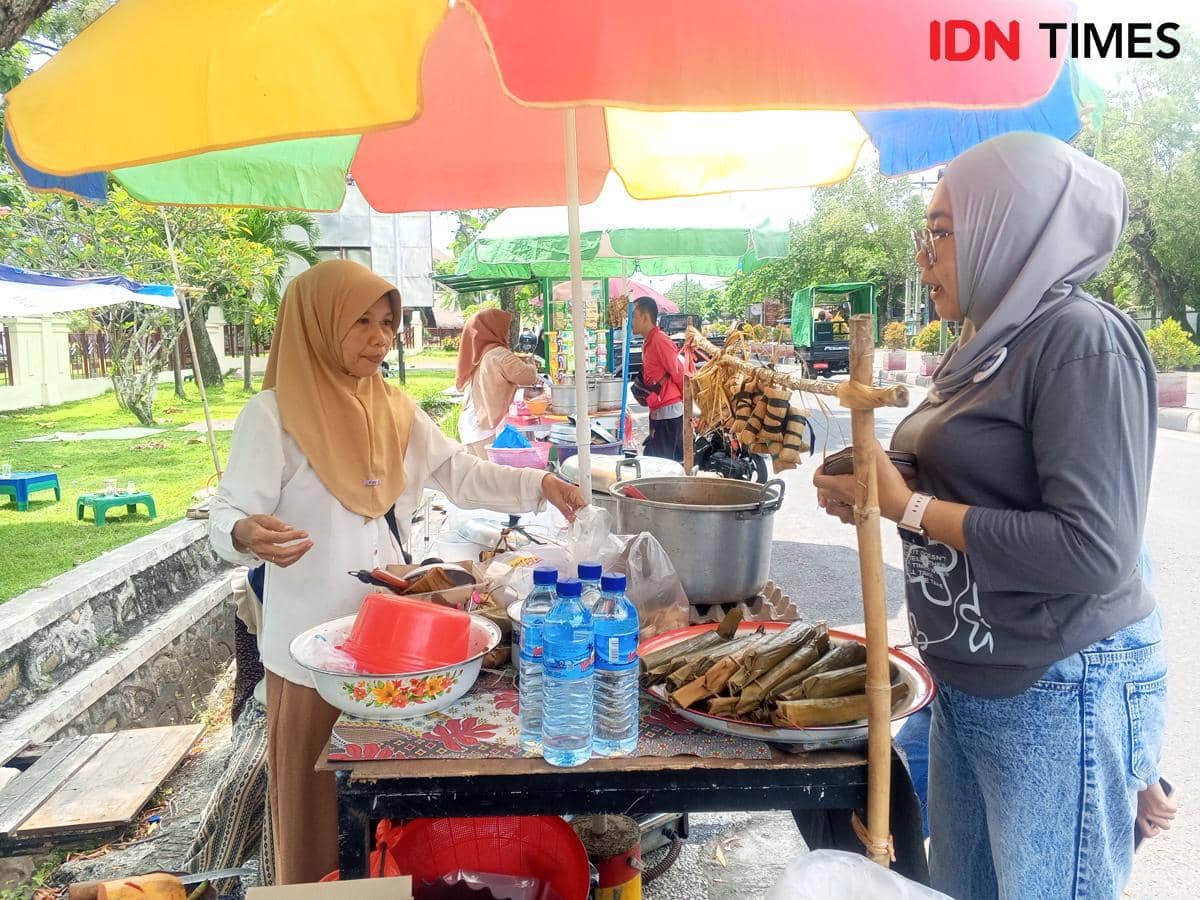 Pedagang Ketupat Dadakan Menjamur di Mataram, Omzet Rp3 Juta per Hari