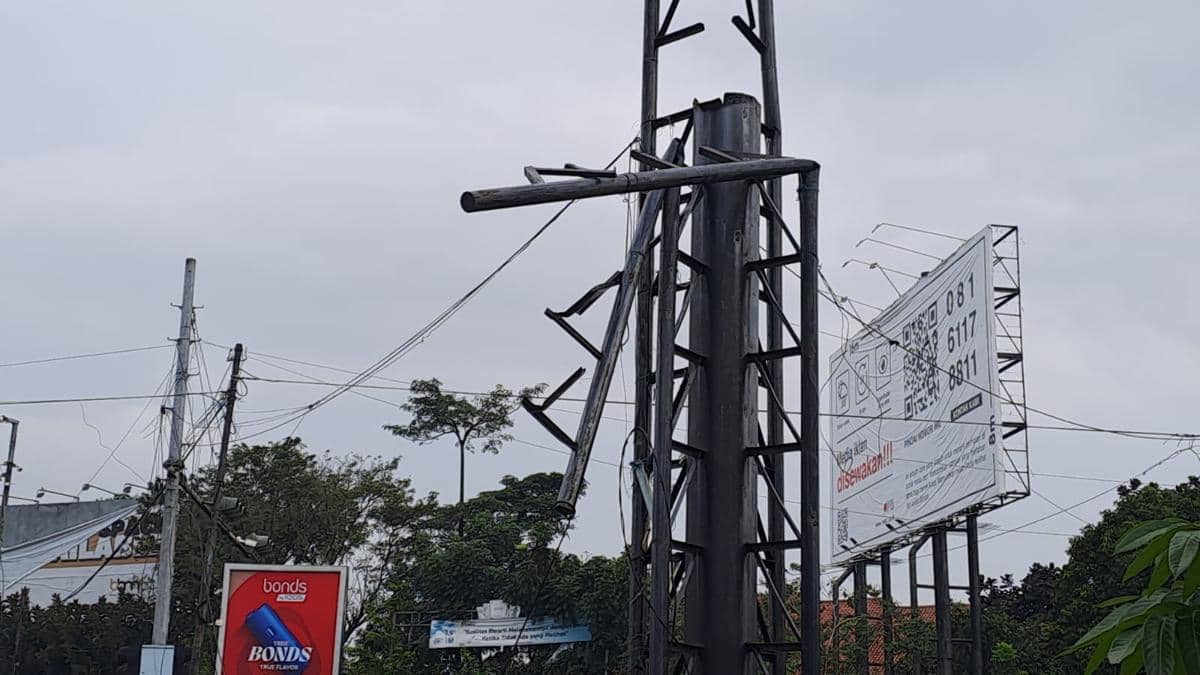 Pemkot Bandung Telusuri Penyebab Reklame Roboh di Simpang Buahbatu