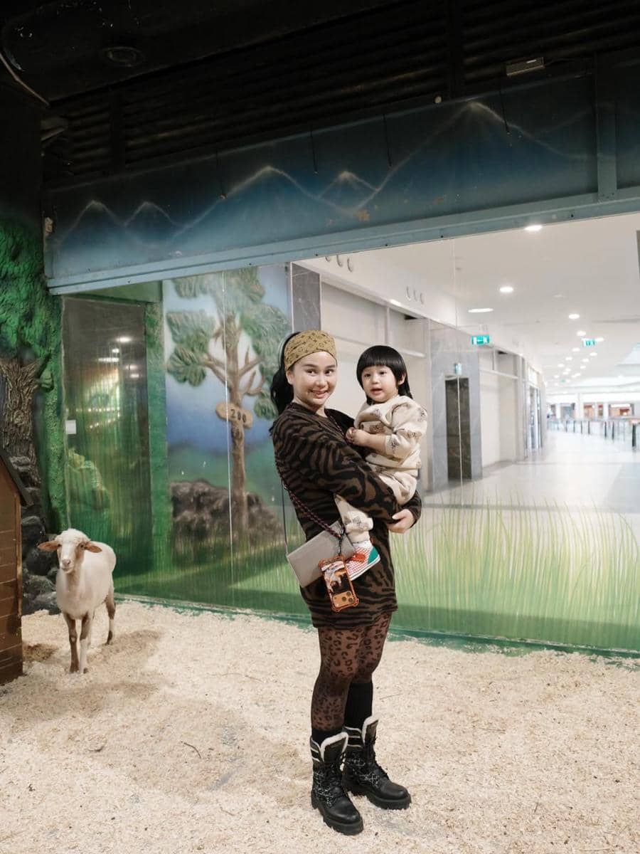 OOTD ibu-anak Denise Chariesta