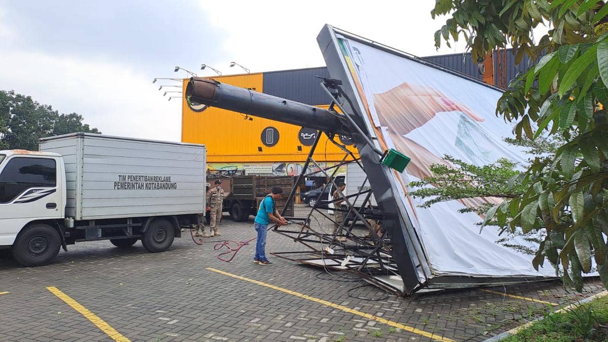 Kota Bandung Dihantam Angin Kencang, Dua Reklame Jumbo Roboh