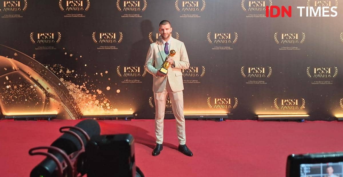 Maarten Paes mendapatkan penghargaan Men’s Goal Keeper of the Year PSSI Awards 2026 (IDN Times/Margith Damanik)