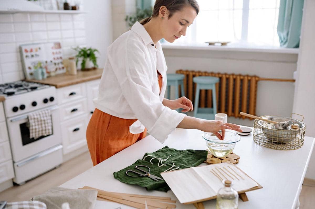 ilustrasi membuat lilin aromaterapi