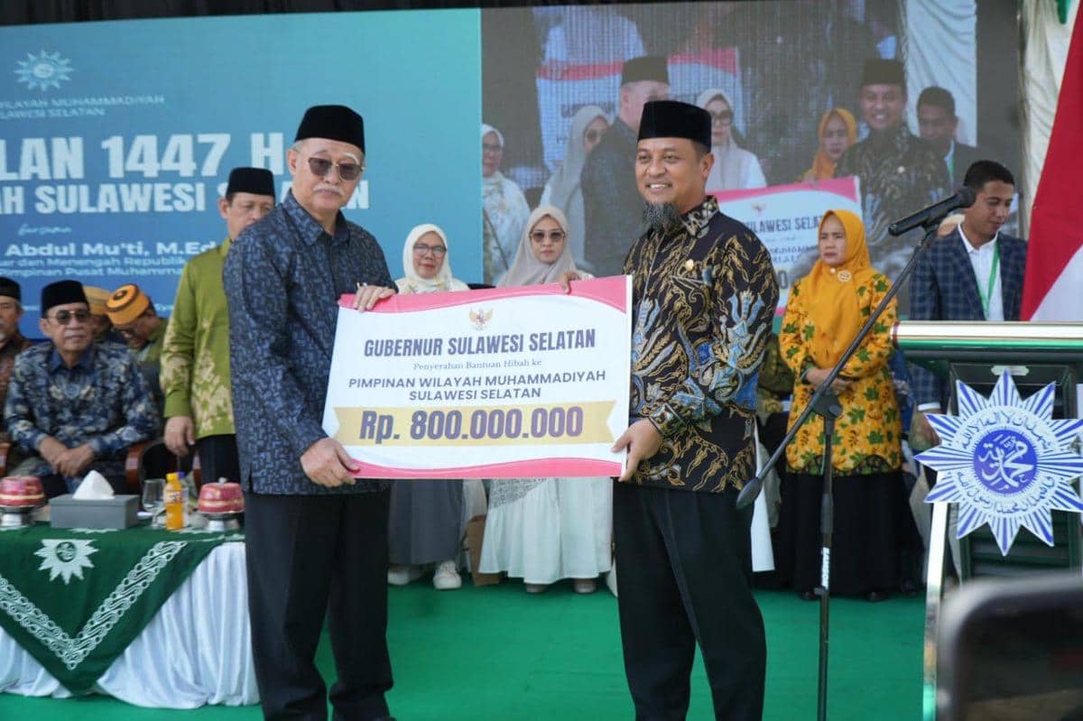 Gubernur Sulsel Andi Sudirman Sulaiman menyerahkan secara simbolis hibah senilai Rp800 juta kepada Pimpinan Wilayah Muhammadiyah Sulsel. (Dok. Muhammadiyah)