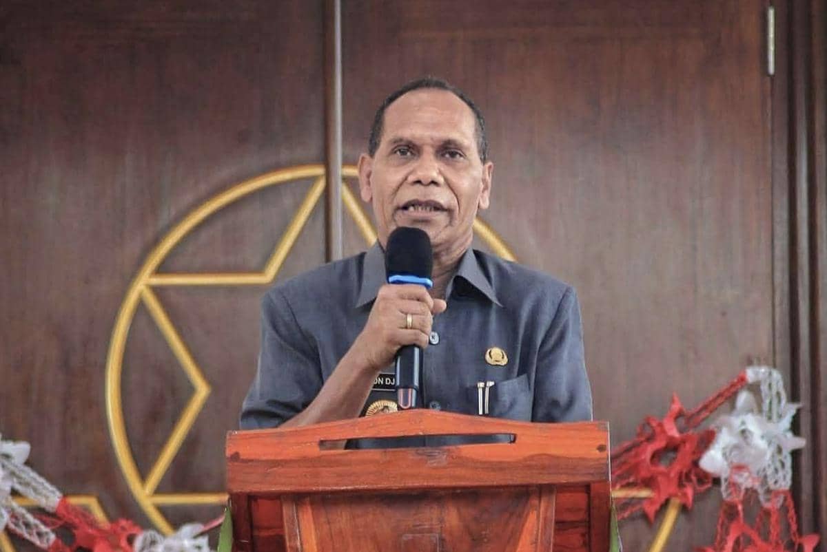 Isak Tangis Warga Iringi Jenazah Eks Bupati Alor ke Peristirahatan Terakhir