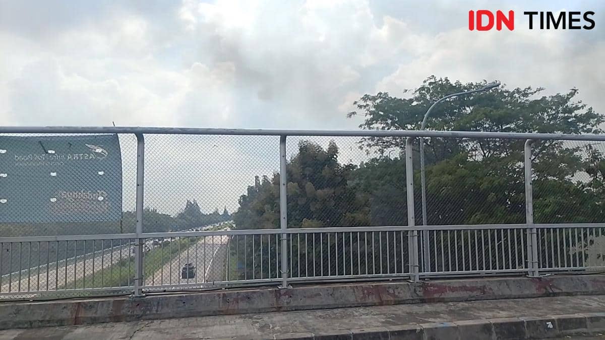 Waspada! Ada Asap dari Tumpukan Sampah Terbakar di KM 166 Tol Cipali 