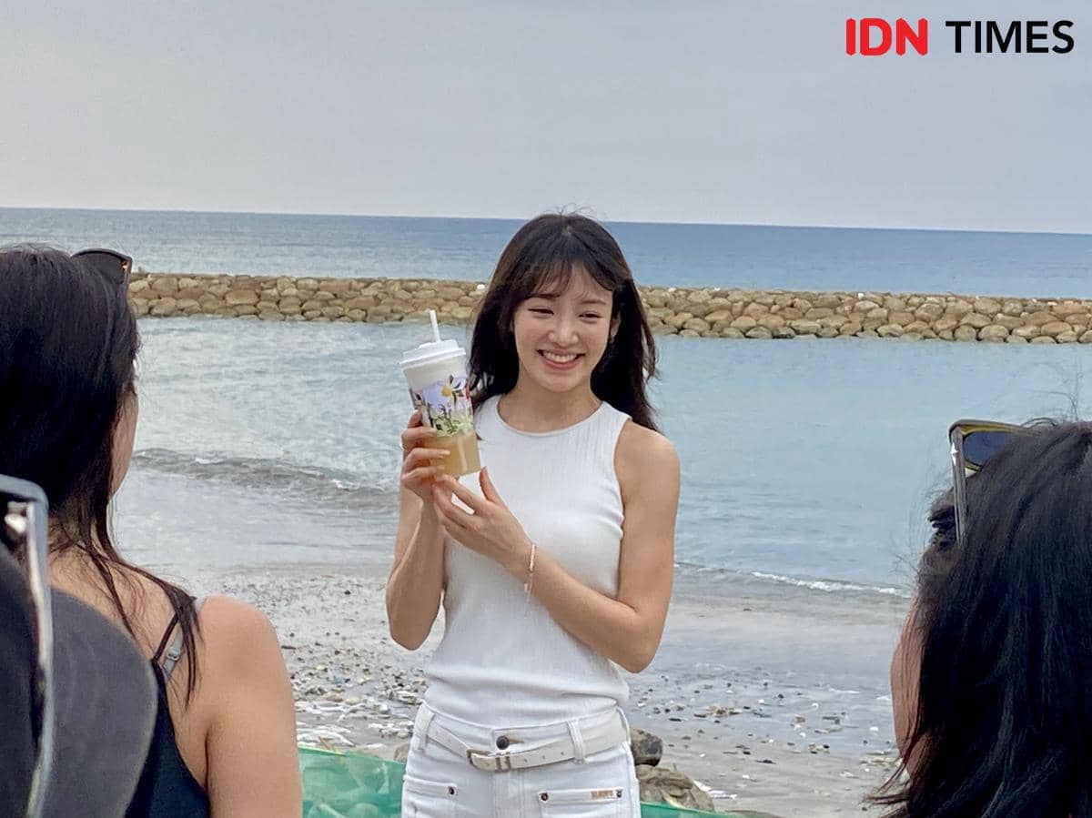 HyoYeon SNSD Sapa Penggemar di Gerai CHAGEE Bali