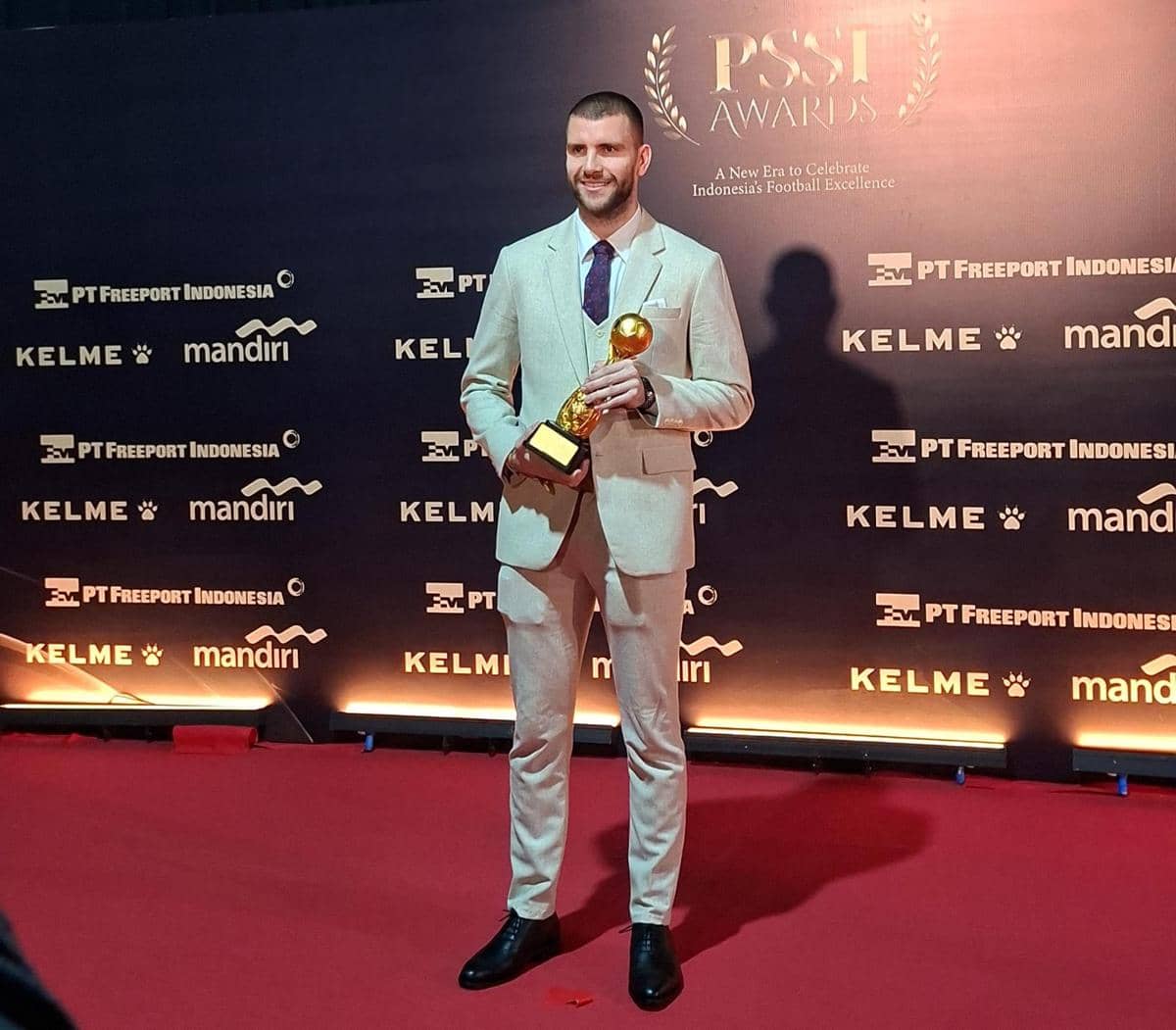 Maarten Paes mendapatkan penghargaan Men’s Goal Keeper of the Year PSSI Awards 2026 (IDN Times/Margith Damanik)