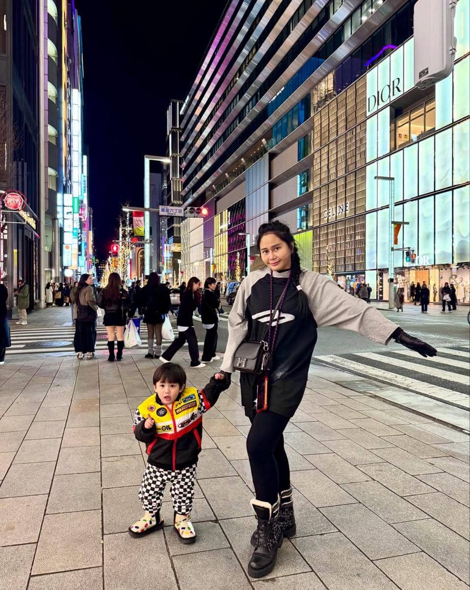 OOTD ibu-anak Denise Chariesta