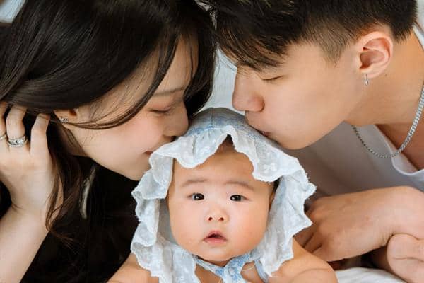 7 Potret Perdana Baby Vinica, Anak Vior, Wajahnya Curi Perhatian