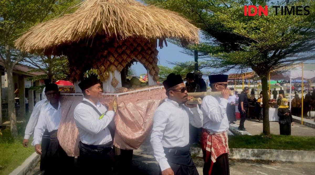 Warga Solo Ikut Keseruan Berburu Ketupat pada Lebaran Topat di Lombok