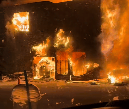 Bus yang mengangkut puluhan jemaah umrah dilaporkan hangus terbakar dalam perjalanan dari arah Makkah menuju Madinah pada Kamis (26/3/2026) (Screenshoot dari instagram.com/ammarabumaryam)