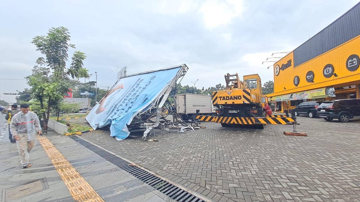 Kesaksian Warga Lihat Angin Hantam Reklame Hingga Roboh di Bandung