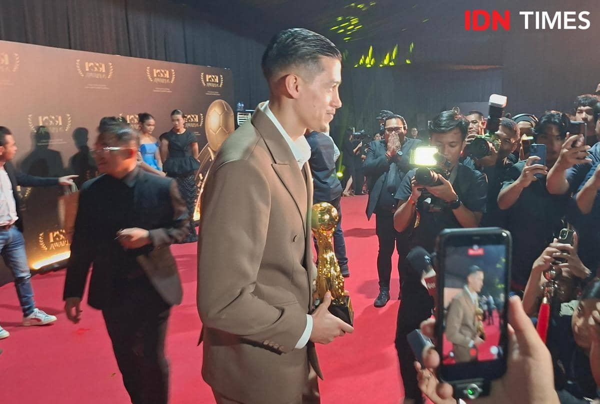 Jay Idzes menerima penghargaan Men's Player of the Year PSSI Awards 2026 (IDN Times/Margith Damanik)