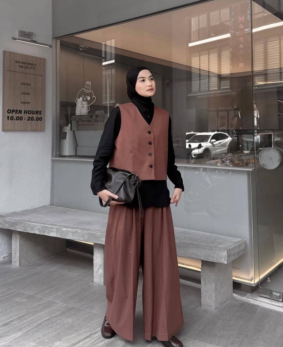 Outfit Serba Cokelat ala Anggita Kusuma