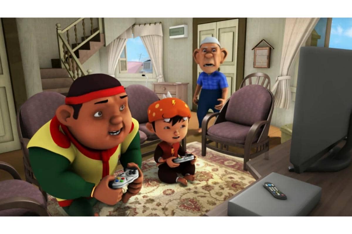 Tok Aba menegur BoBoiBoy yang keasyikan bermain game konsol sampai tak ingat untuk membantu dirinya memindah-mindahkan barang