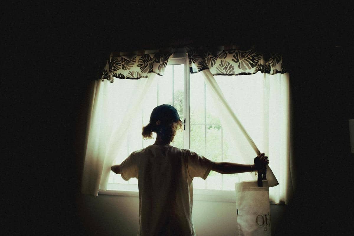 ilustrasi tinggal di kosan angker