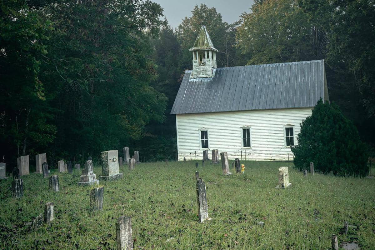 ilustrasi kos atau rumah penginapan yang berada dekat dari area kuburan