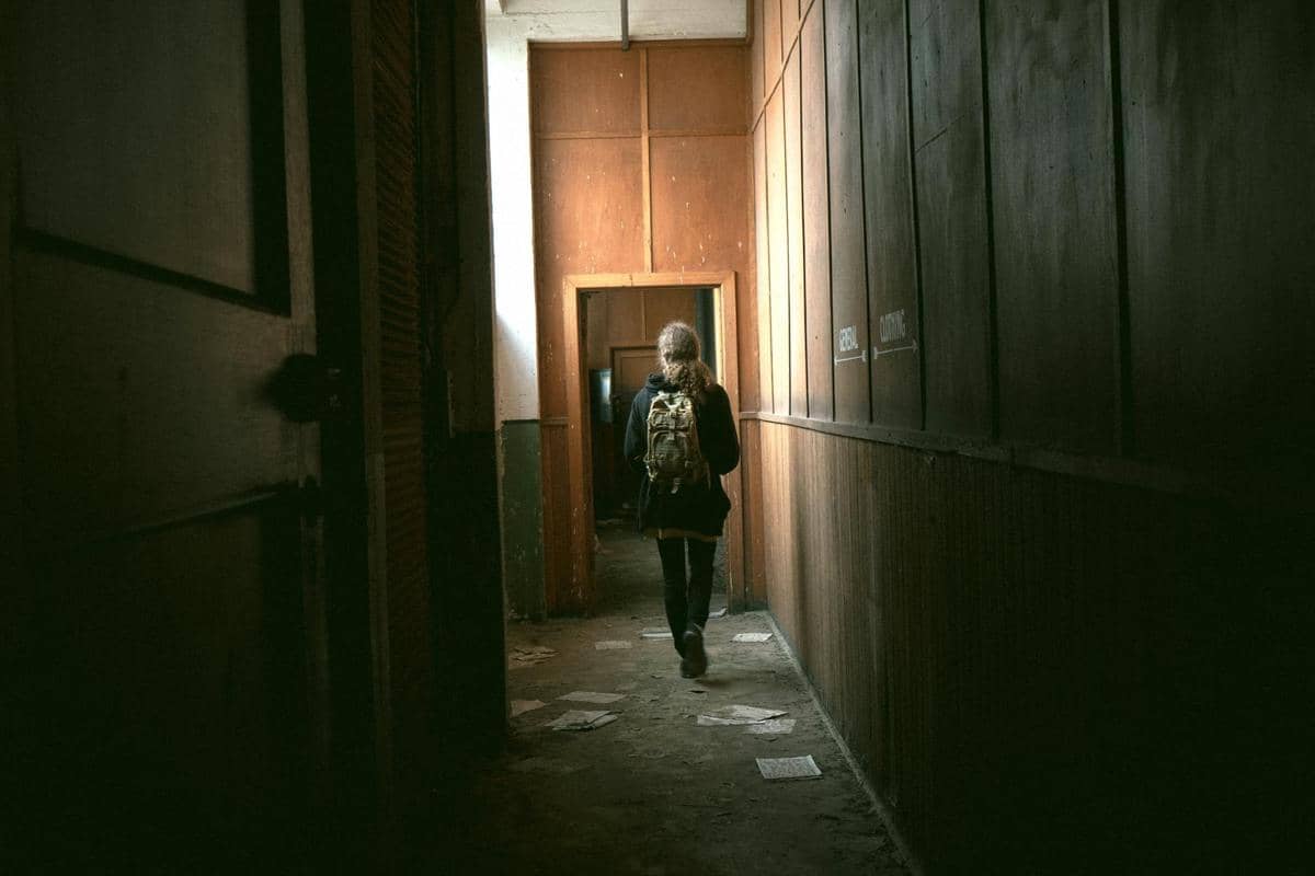 ilustrasi mahasiswa yang kepepet ngekos di tempat angker