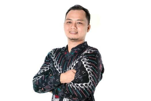 5 Rekomendasi Batik Pria Premium untuk Kondangan, Terlihat Elegan!