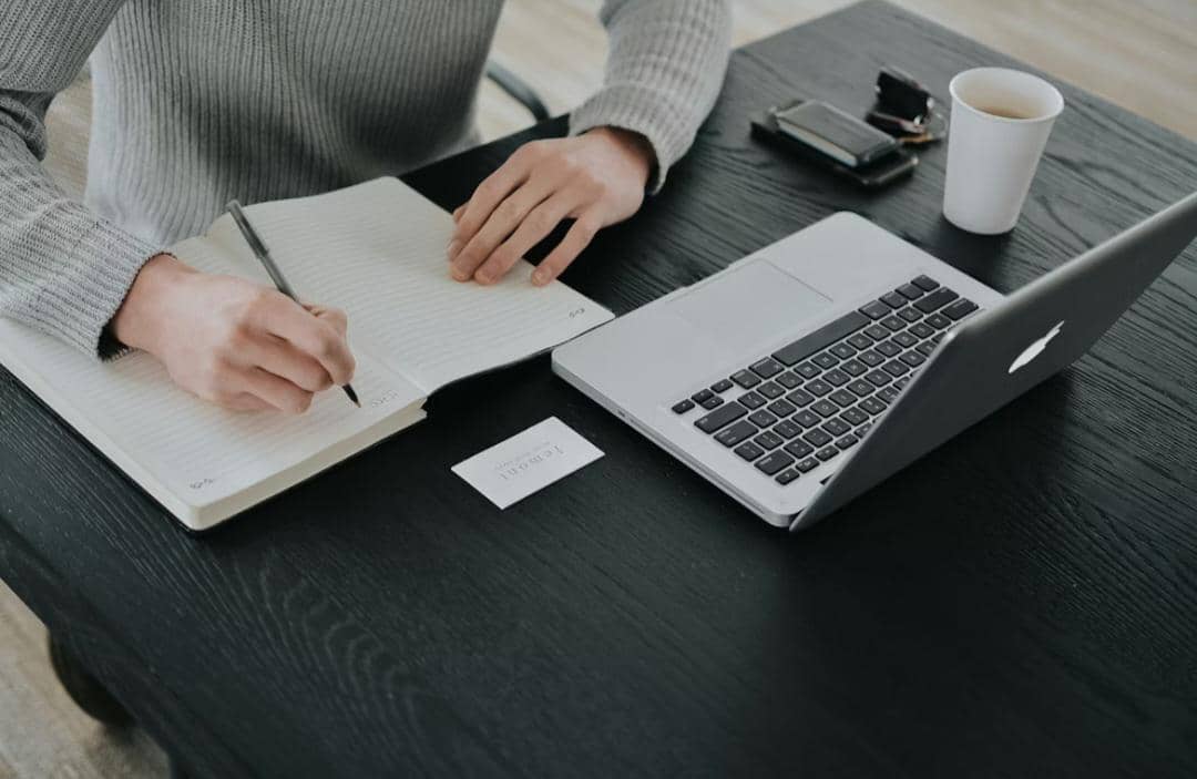 ilustrasi main laptop