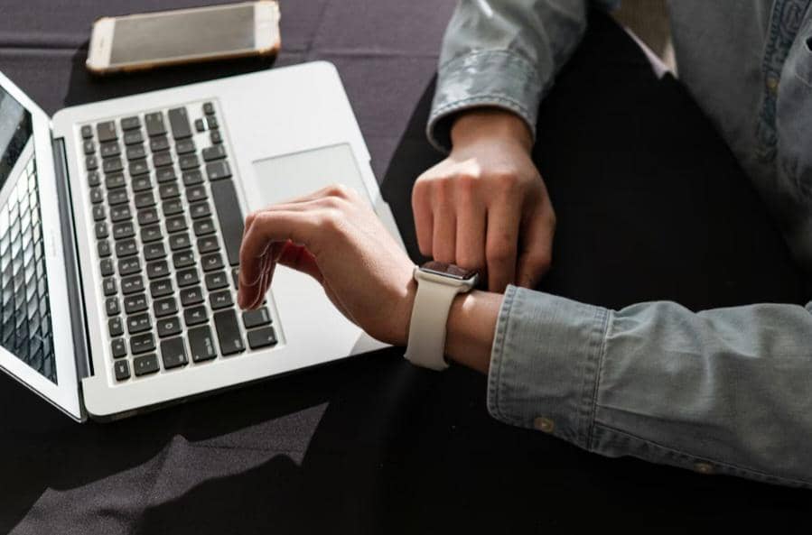 ilustrasi main laptop