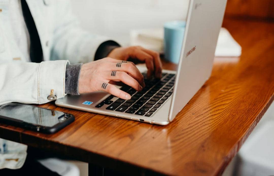 ilustrasi main laptop