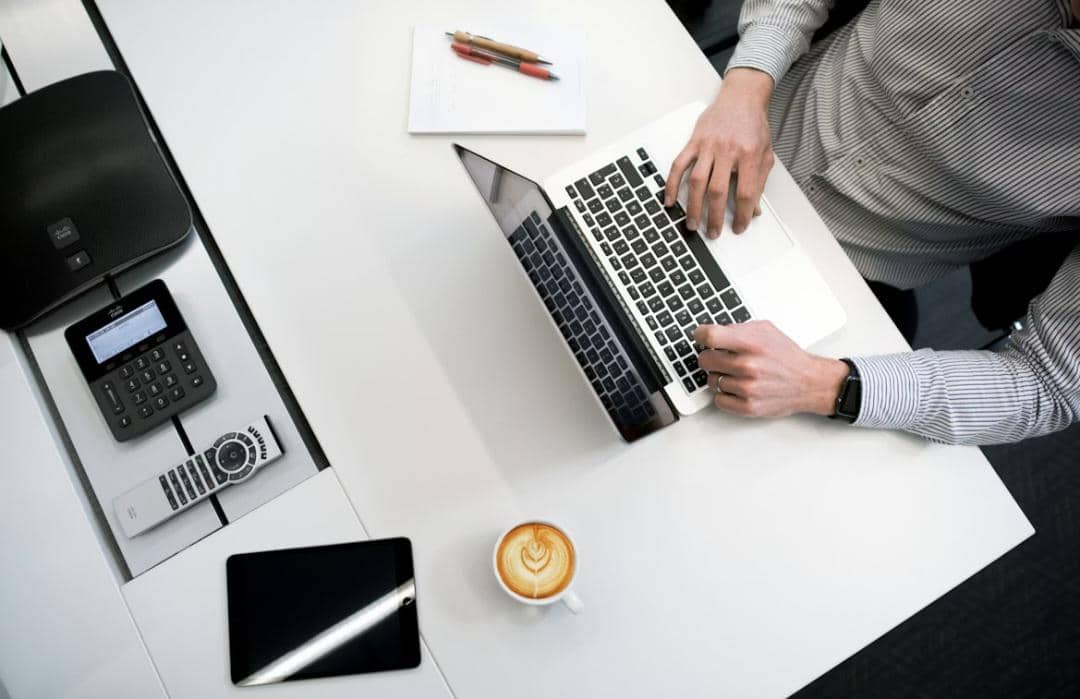 ilustrasi main laptop