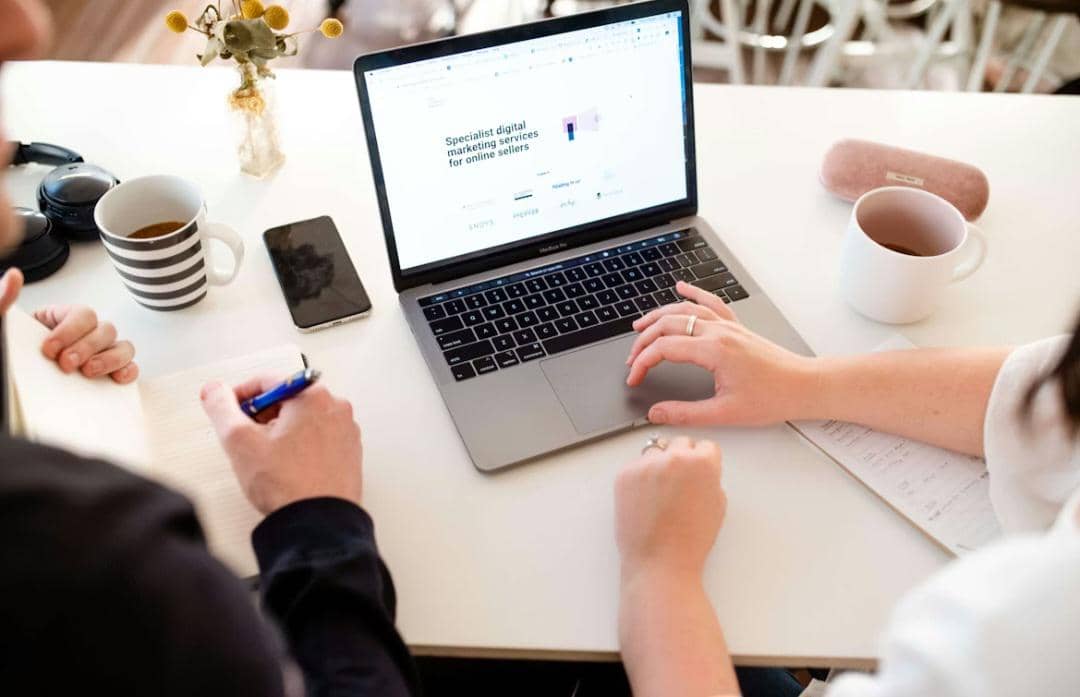 ilustrasi main laptop