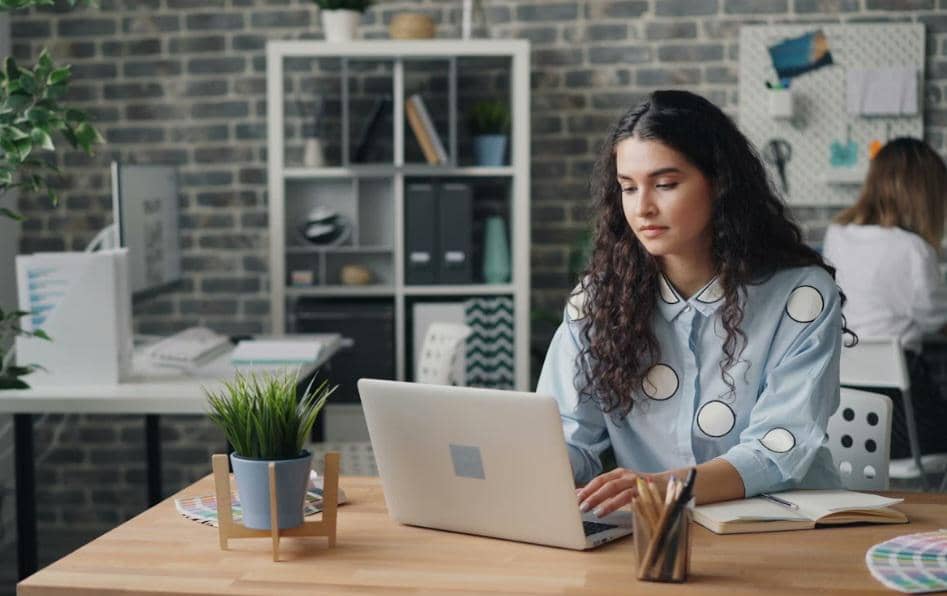 ilustrasi main laptop